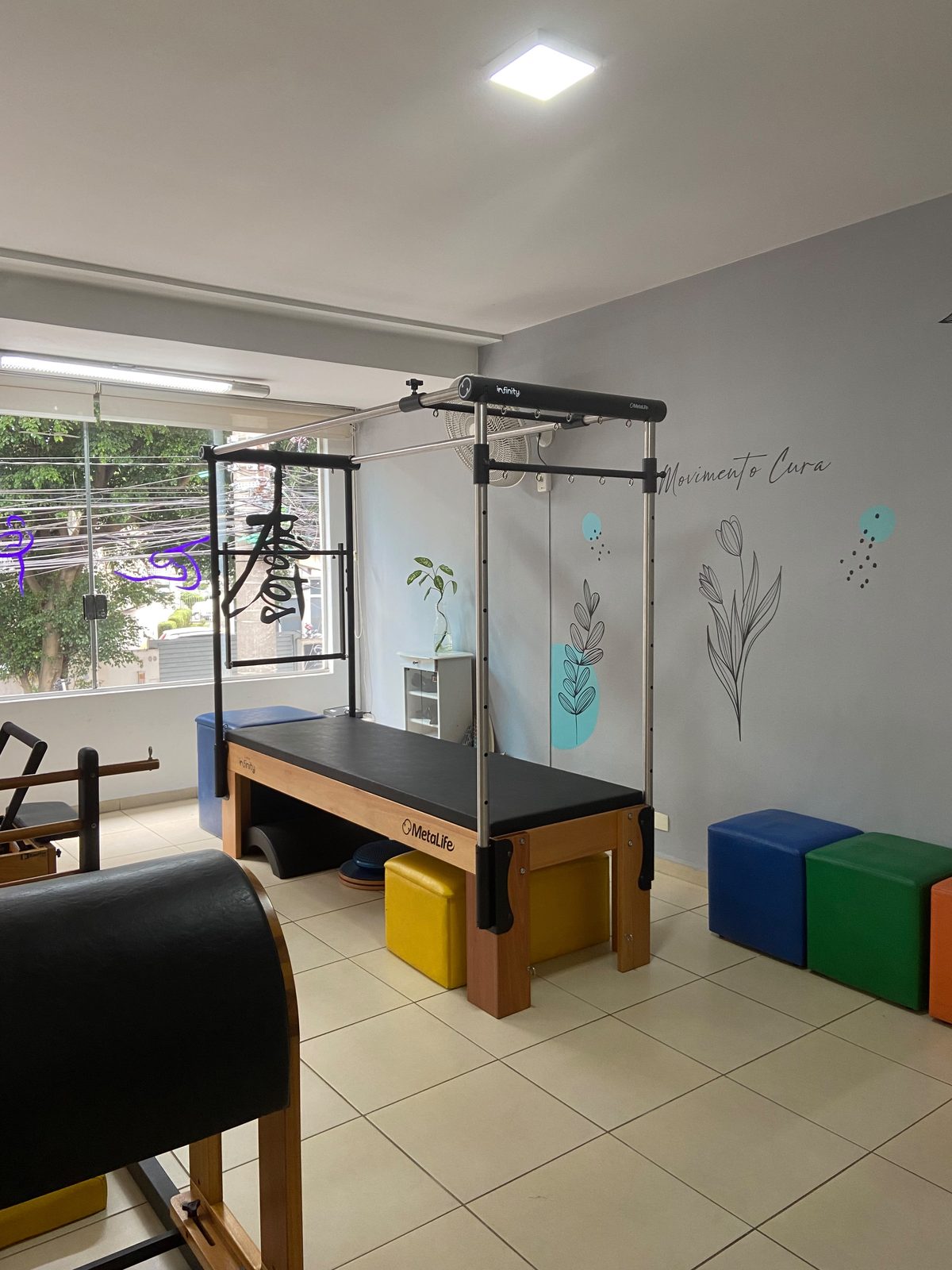 Studio Cavalari: aparelho de Pilates e parede Movimento Cura